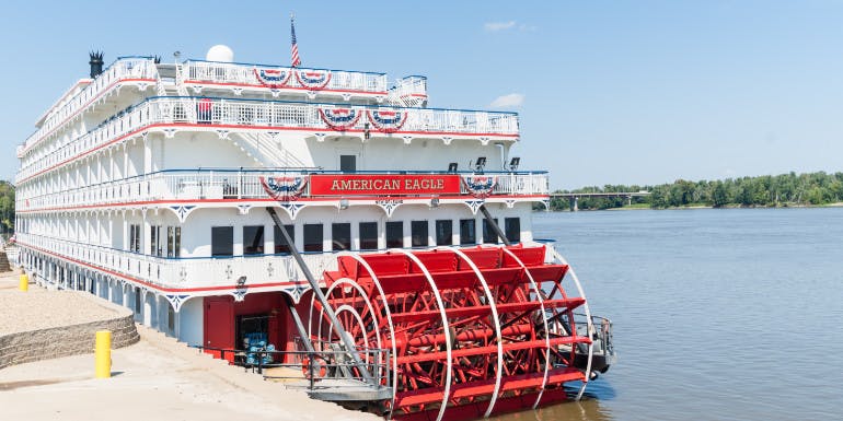 queen of the mississippi riverboat paddlewheeler